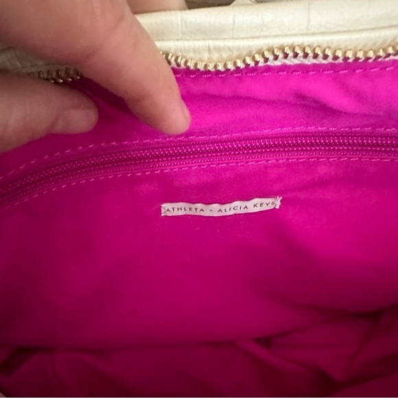 Athleta X Alicia Keys Sling Bag Cream Faux Leather Limited Edition READ - Picture 13 of 13